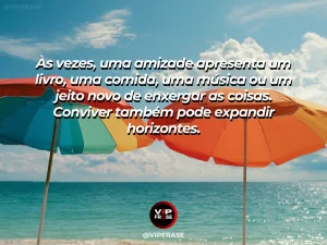 Mensagem sobre amizade, com cena de dois amigos explorando uma livraria e compartilhando descobertas, clima curioso e luminoso.