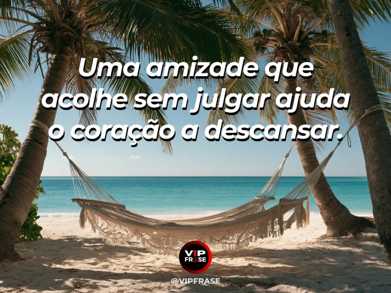 Frase sobre amizade com duas mãos oferecendo uma xícara quente sobre uma mesa clara.