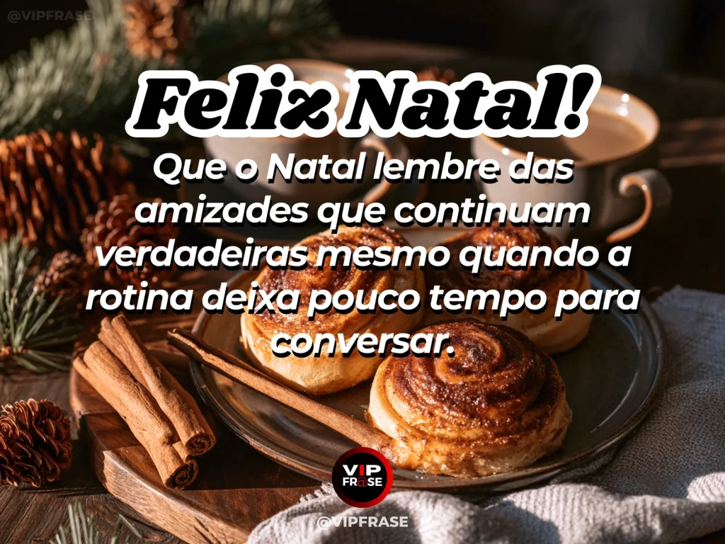 Duas xícaras lado a lado perto da árvore de Natal, sugerindo reencontro e amizade sem mostrar pessoas