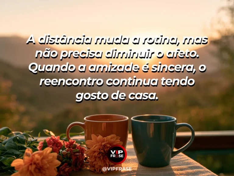 Mensagem de amizade sobre amizade que continua mesmo com a distância, em cena de duas cadeiras vazias diante de uma janela aberta para um horizonte distante, com atmosfera de saudade e reencontro.
