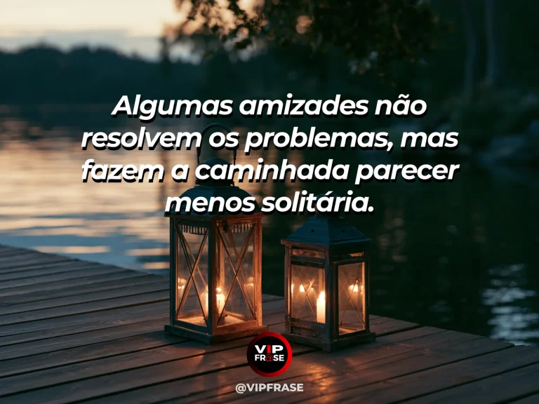 Frase sobre amizade com duas lanternas acesas marcando uma trilha ao entardecer.