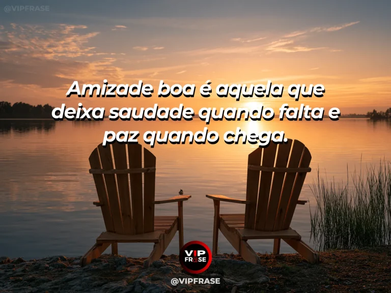 Frase sobre amizade com duas cadeiras voltadas para o mar em um fim de tarde calmo.