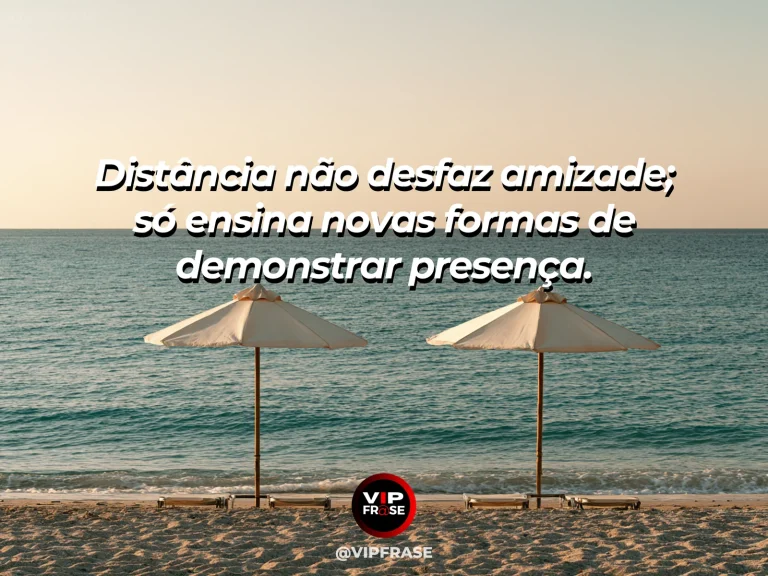 Frase sobre amizade com duas janelas iluminadas em prédios próximos durante o começo da noite.