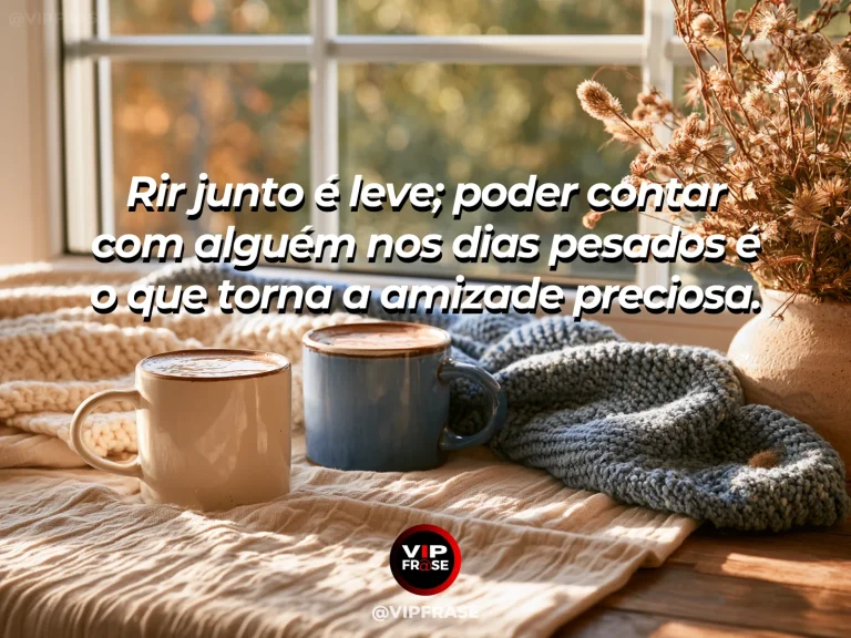 Frase sobre amizade com duas canecas quentes sob uma varanda enquanto a chuva cai ao fundo.