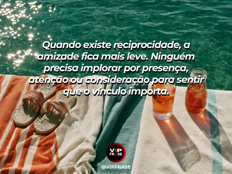 Mensagem de amizade sobre amizade recíproca não precisa ser complicada, em cena de balança simples e equilibrada com duas pequenas flores, simbolizando reciprocidade natural e ausência de cobrança.