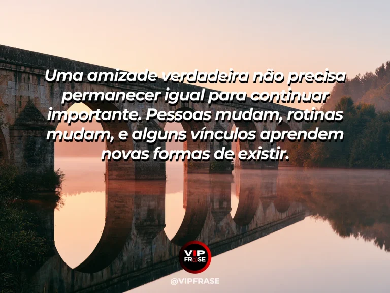 Mensagem reflexiva sobre amizade ao longo das mudanças, com dois caminhos de jardim que se encontram em parque iluminado.