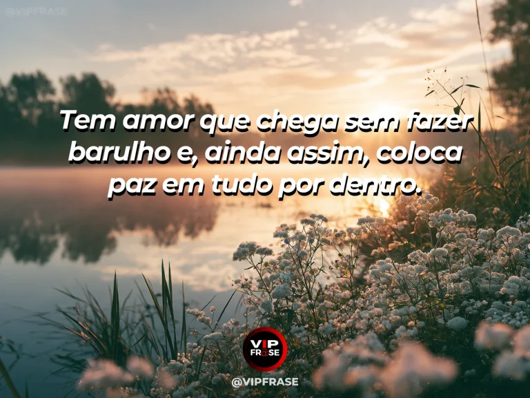 Frase de amor com fundo romântico e delicado sobre amor que acalma o coração.