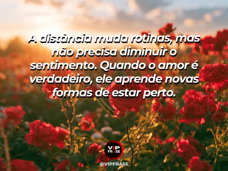 Mensagem sobre amor à distância com duas janelas iluminadas ao anoitecer.