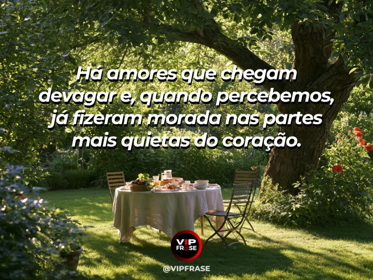 Frase sobre amor, com uma casa iluminada ao entardecer.