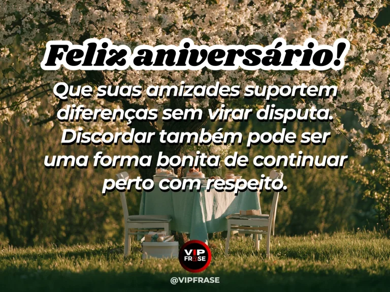 Frase de aniversário sobre amizade e diferenças, com duas cadeiras em uma mesa festiva.