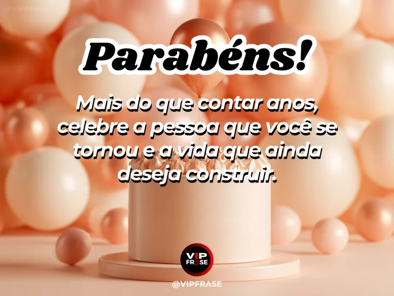 Frase de aniversário sobre trajetória e vida, com bolo e reflexo em ambiente sereno.