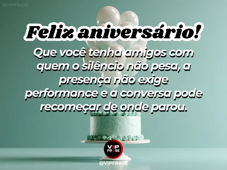 Frase de aniversário sobre amizade confortável, com dois amigos em silêncio em uma varanda ao entardecer.