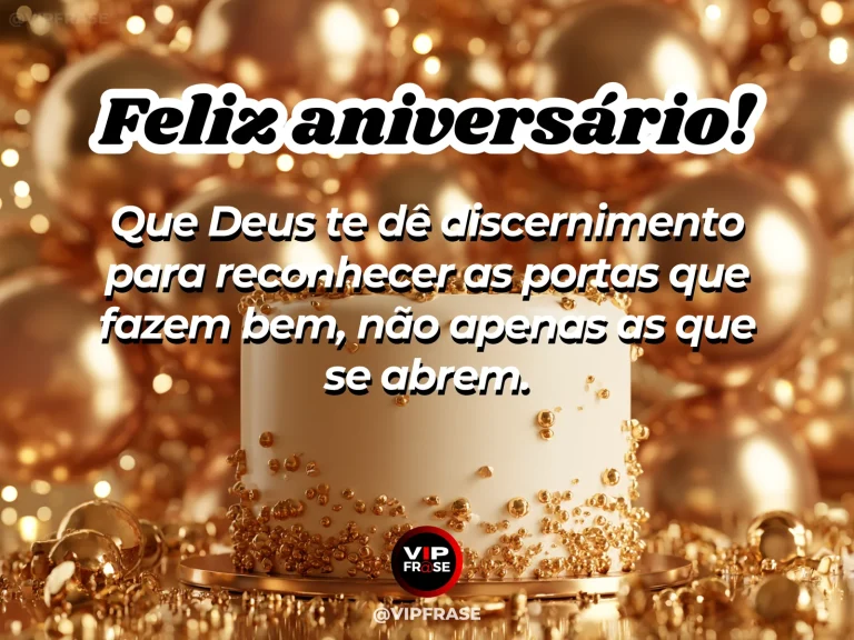 Frase de aniversário sobre discernimento, com porta iluminada diante de um jardim.