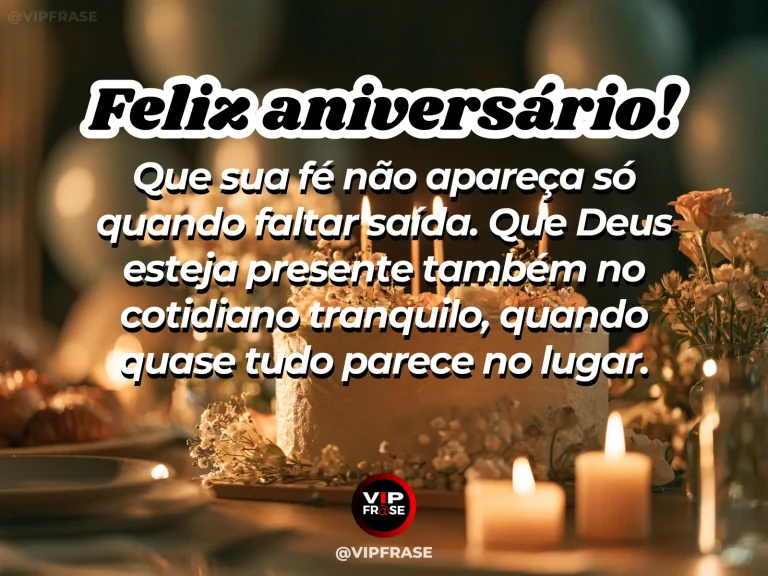 Frase de aniversário sobre fé nos dias comuns, com mesa tranquila, luz da manhã e Bíblia aberta.
