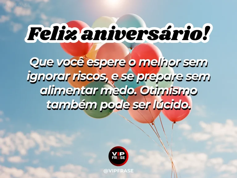 Frase de aniversário sobre otimismo lúcido, com pessoa diante do horizonte levando mochila e mapa.
