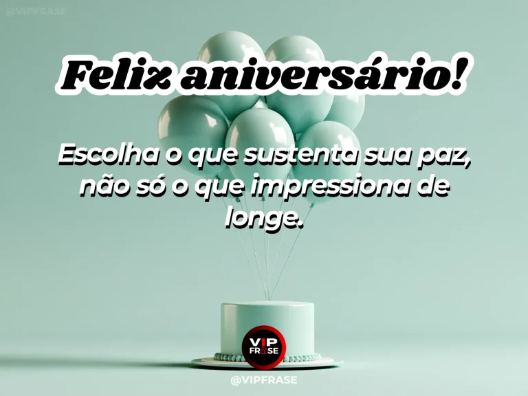 Frase de aniversário sobre paz, com casa serena cercada de natureza ao entardecer.