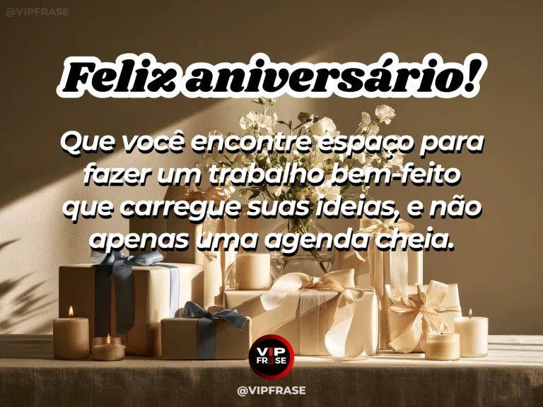 Frase de aniversário sobre trabalho com identidade, com mesa criativa organizada e luz da manhã.