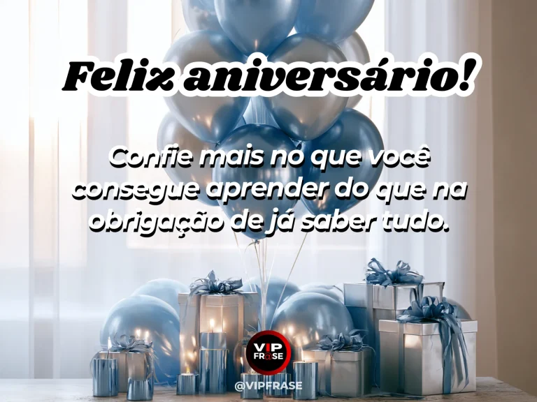 Frase de aniversário sobre confiança para aprender, com caderno aberto sobre uma mesa.