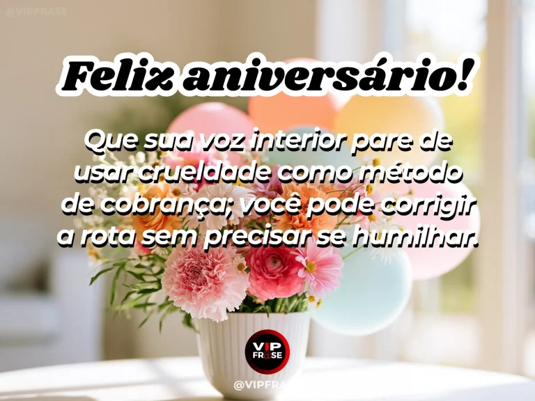 Frase de aniversário sobre autoestima e gentileza consigo, com espelho e flores suaves.