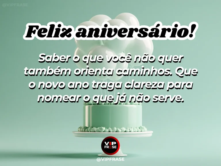 Frase de aniversário sobre clareza e recomeço, com caderno aberto em mesa de aniversário.