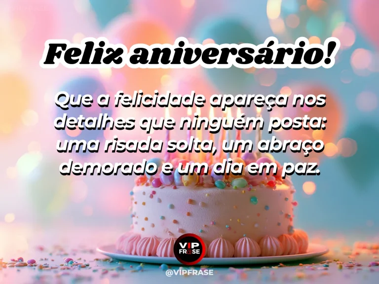 Frase de aniversário sobre felicidade, com mesa de celebração simples iluminada pelo sol.