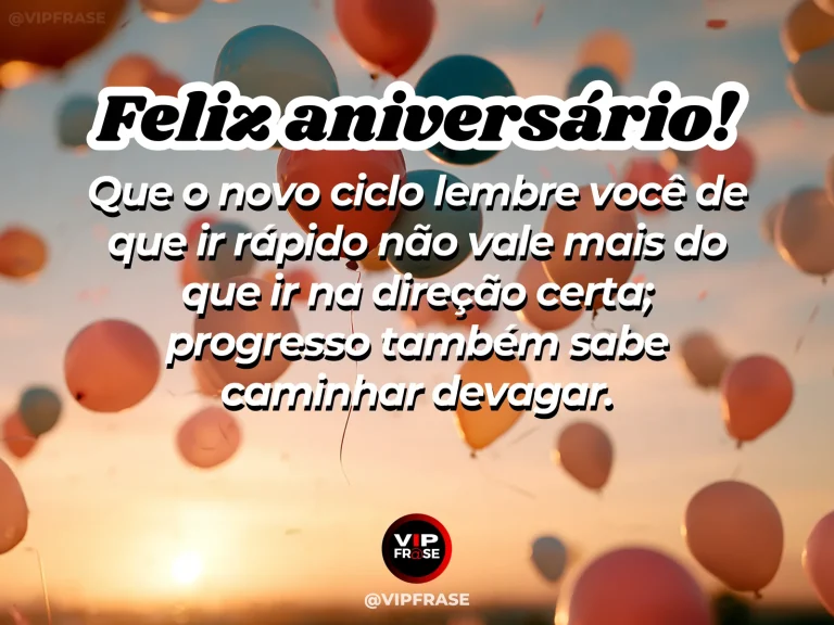 Frase de aniversário sobre progresso sem pressa, com estrada tranquila ao amanhecer.