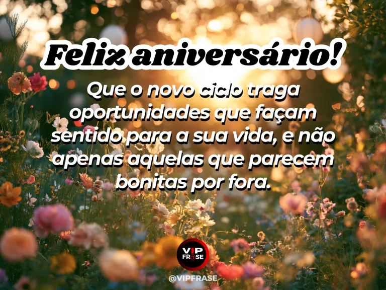 Frase de aniversário sobre boas oportunidades, com porta aberta para um jardim iluminado.