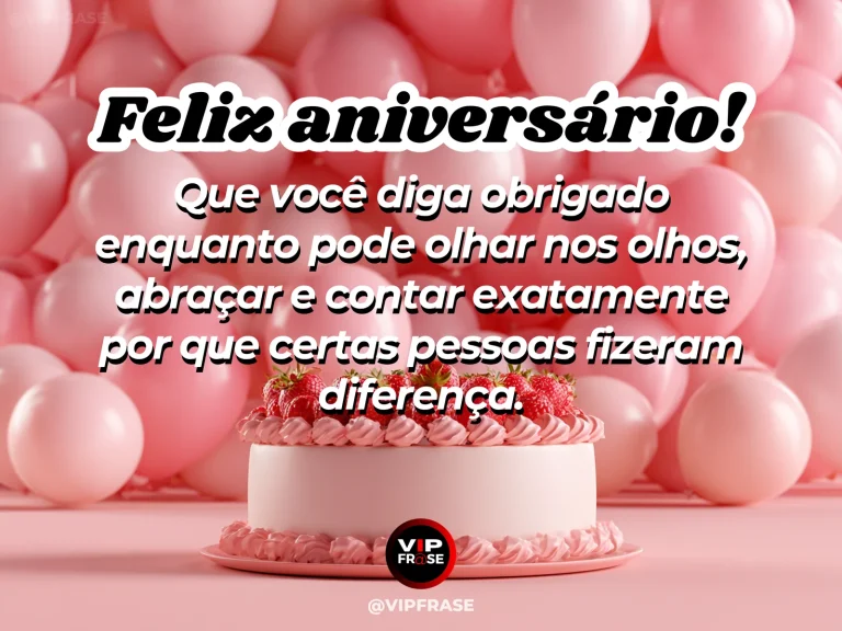 Frase de aniversário sobre gratidão em vida, com abraço emocionante entre pessoas queridas.