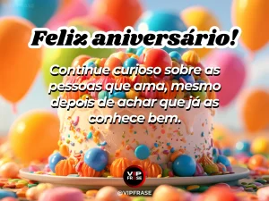 Frase de aniversário sobre amor e curiosidade, com mesa para duas pessoas e fotografias.
