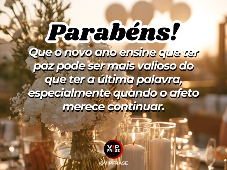 Frase de aniversário sobre paz nas conversas, com duas xícaras em uma mesa.