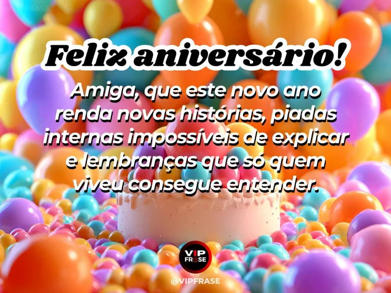 Mensagem de aniversário para amiga com duas amigas rindo juntas em um brunch de celebração.