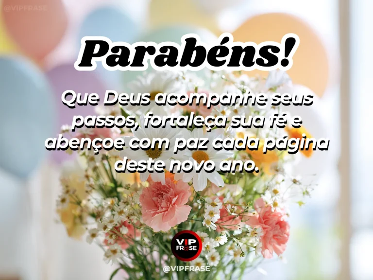 Frase de aniversário com Deus e fé, em ambiente iluminado por luz suave e flores claras.