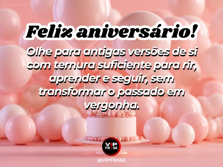 Frase de aniversário sobre carinho pelo passado, com álbum antigo, flores e bolo.