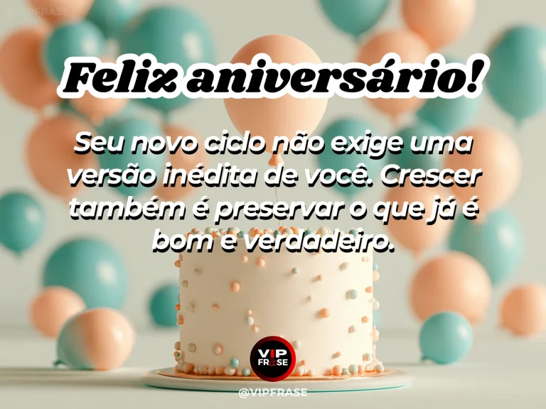 Frase de aniversário sobre crescer sem deixar de ser quem se é, com bolo e objetos pessoais em luz suave.