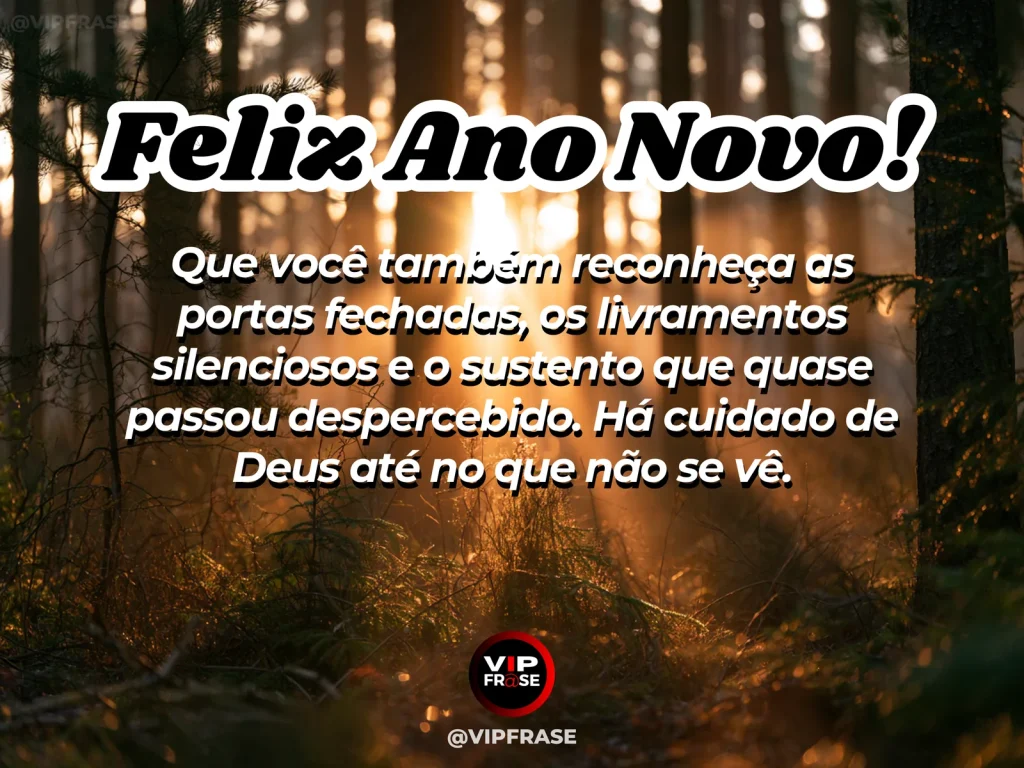 Mensagem de Ano Novo sobre gratidão a Deus, com raios de luz atravessando um bosque.