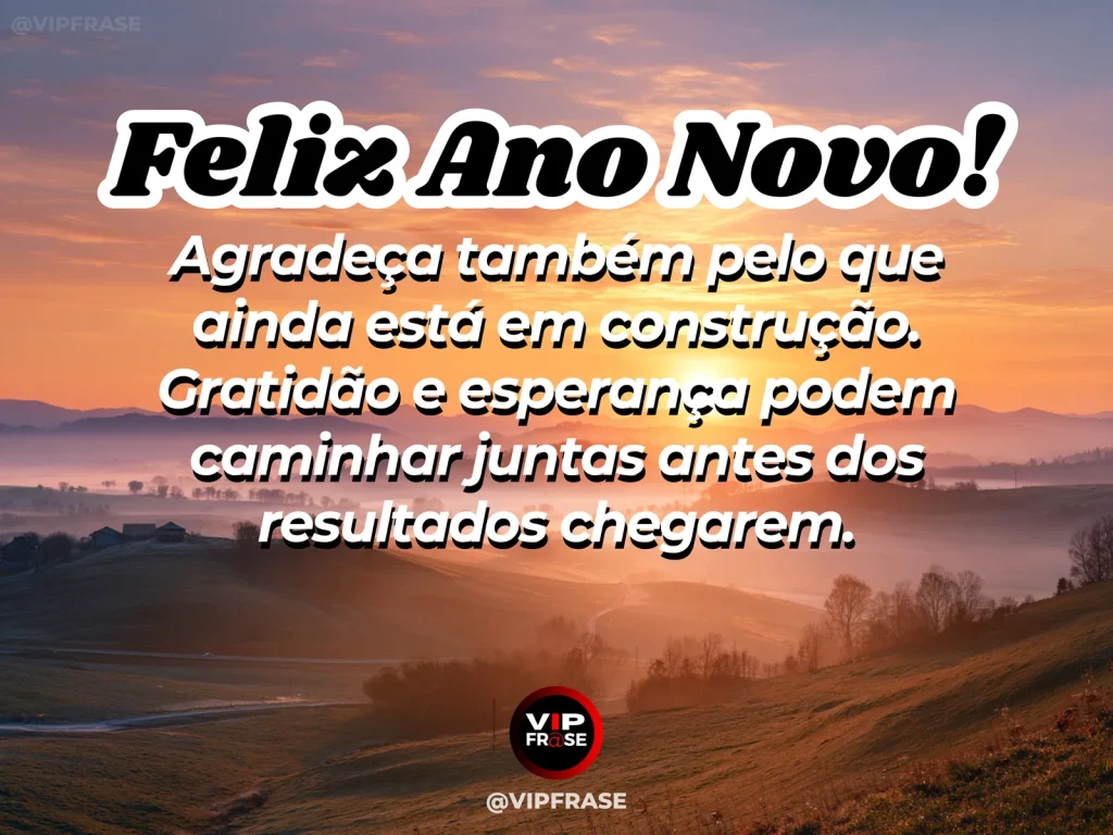 Frase de Ano Novo sobre gratidao, esperanca, em cena serena com horizonte claro com primeiros raios do sol e sensação de futuro aberto.