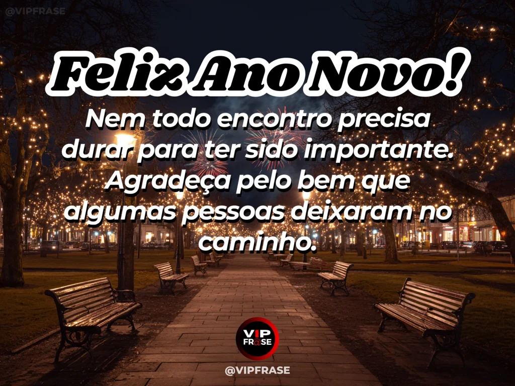 Frase de Ano Novo sobre gratidao, em cena serena com banco de praça vazio com folhas suaves e clima de memória afetuosa.
