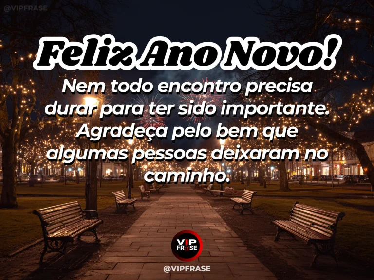Frase de Ano Novo sobre gratidao, em cena serena com banco de praça vazio com folhas suaves e clima de memória afetuosa.