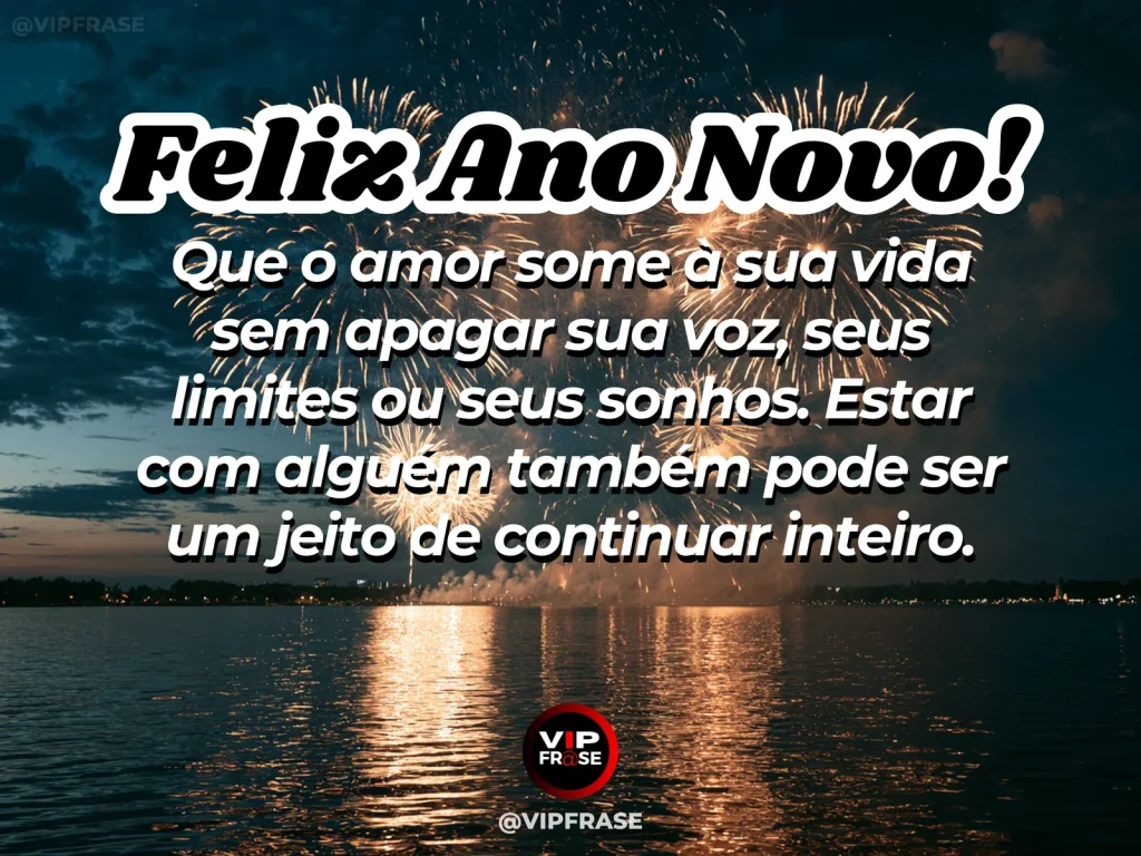 Mensagem de Ano Novo sobre amor e identidade, com duas pessoas caminhando ao pôr do sol.