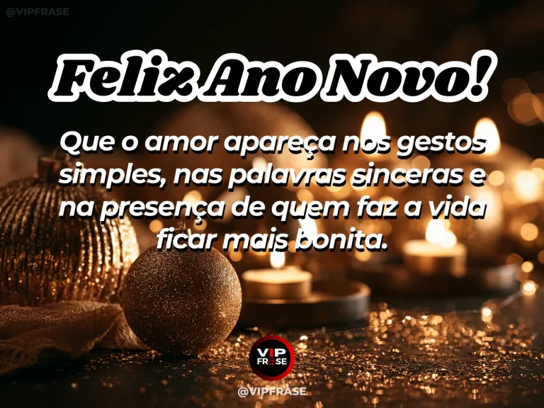 Mensagem de Ano Novo sobre amor, com luzes quentes em uma mesa acolhedora com flores delicadas e mãos próximas.