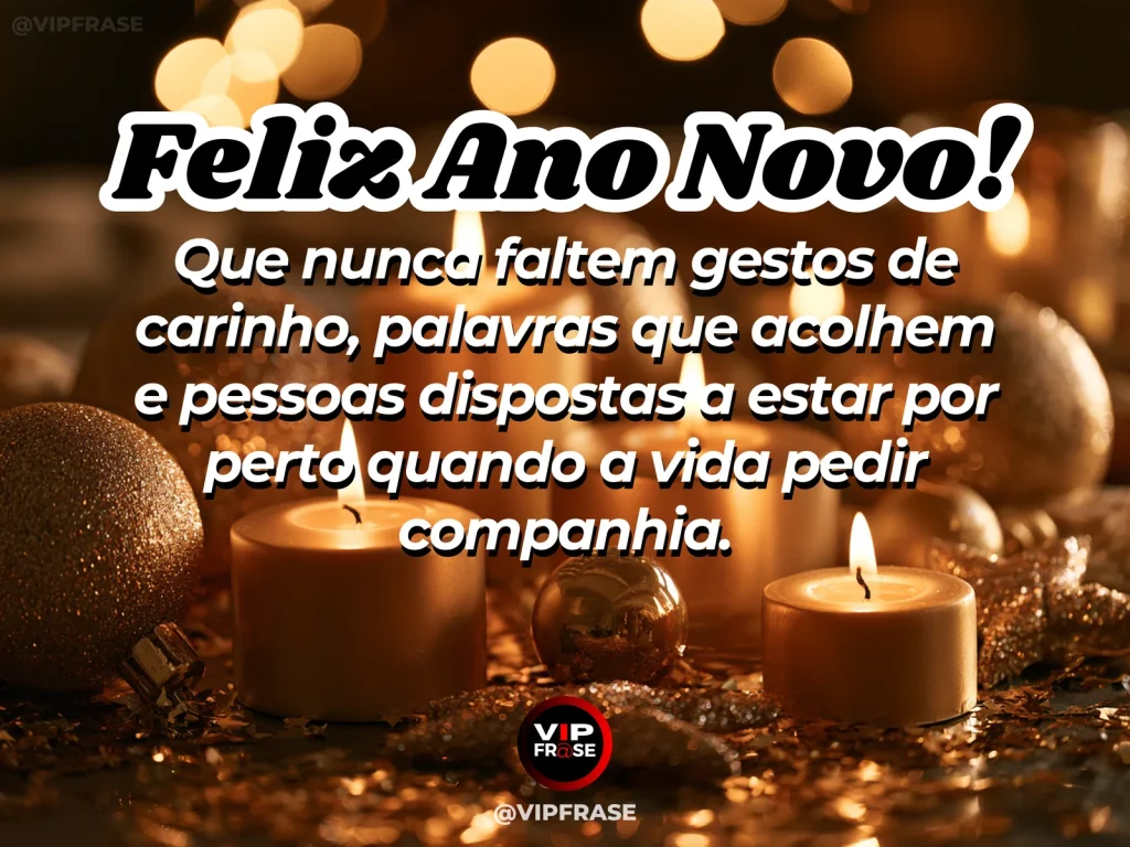 Mensagem de Ano Novo sobre carinho, com manta macia, luz quente e duas xícaras de chá em uma mesa sem pessoas.