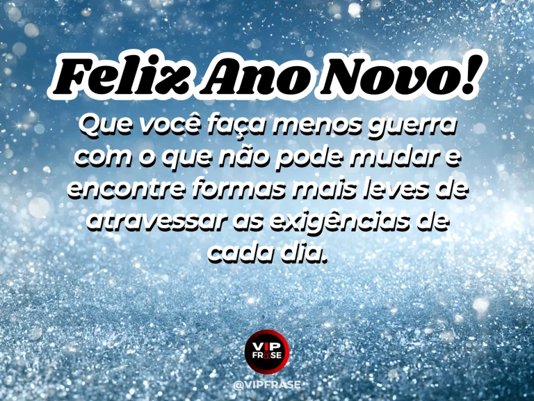 Mensagem de Ano Novo sobre paz, com nuvens suaves sobre campo amplo, tecidos leves ao vento e luz clara transmitindo calma e liberdade.