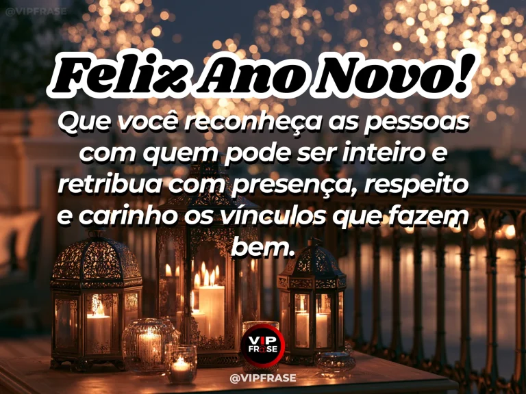 Mensagem de Ano Novo sobre carinho, com mesa de madeira com duas canecas, flores delicadas e cadeiras próximas em varanda acolhedora ao pôr do sol.