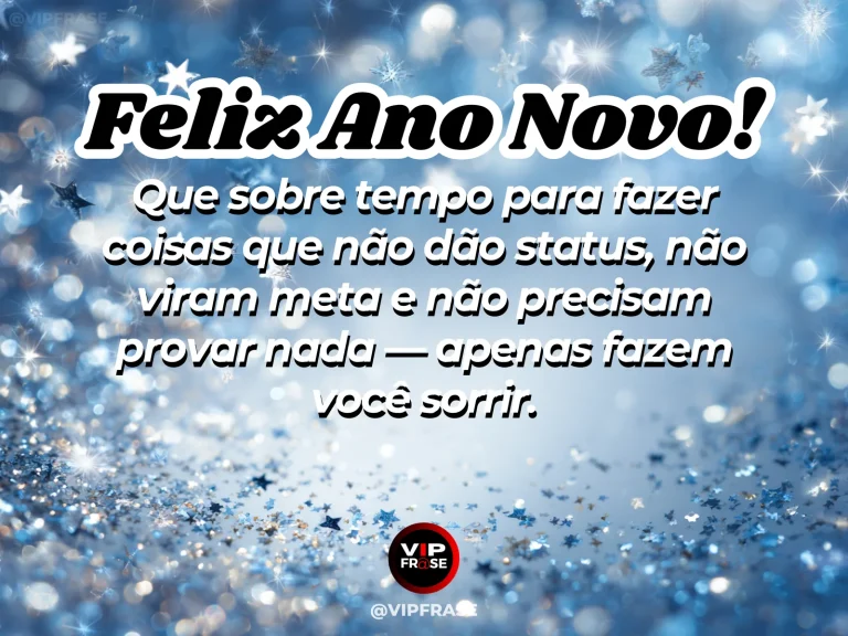 Frase de Ano Novo sobre felicidade e hobbies, com mesa criativa iluminada.