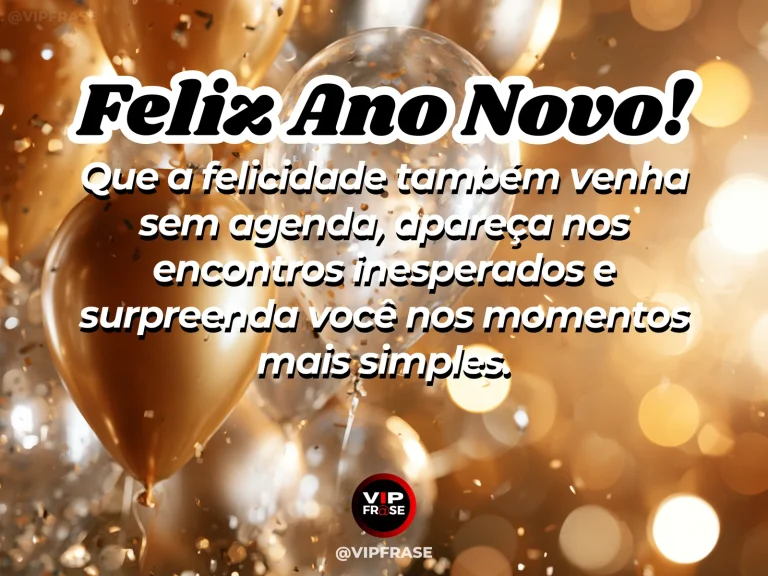 Mensagem de Ano Novo sobre felicidade, com luzes quentes desfocadas em praça arborizada ao entardecer, flores, movimento leve e atmosfera espontaneamente alegre.