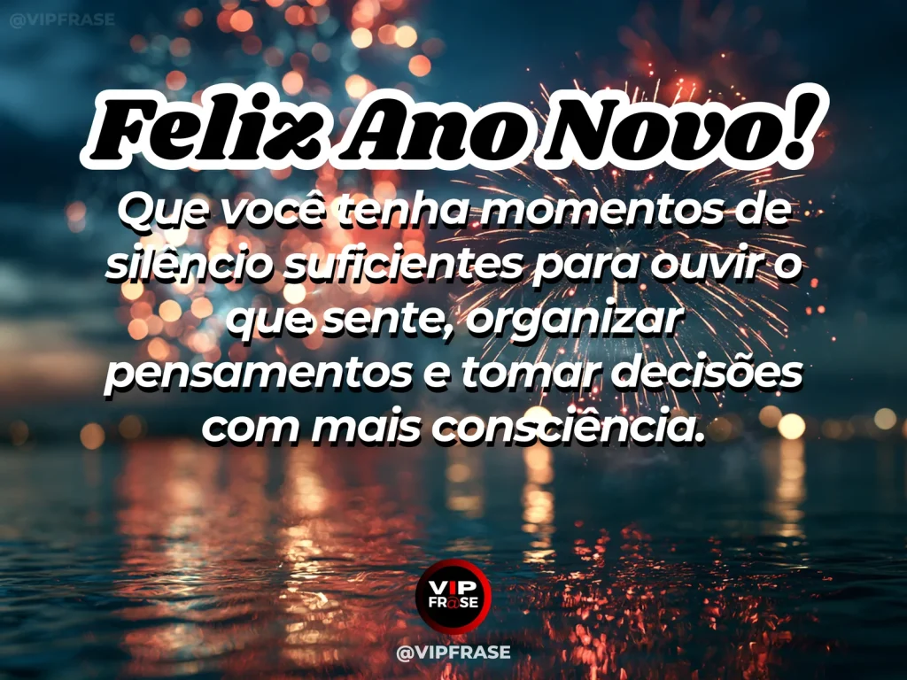 Mensagem de Ano Novo sobre sabedoria, com cabana minimalista diante de lago imóvel ao amanhecer, neblina leve e composição silenciosa e contemplativa.
