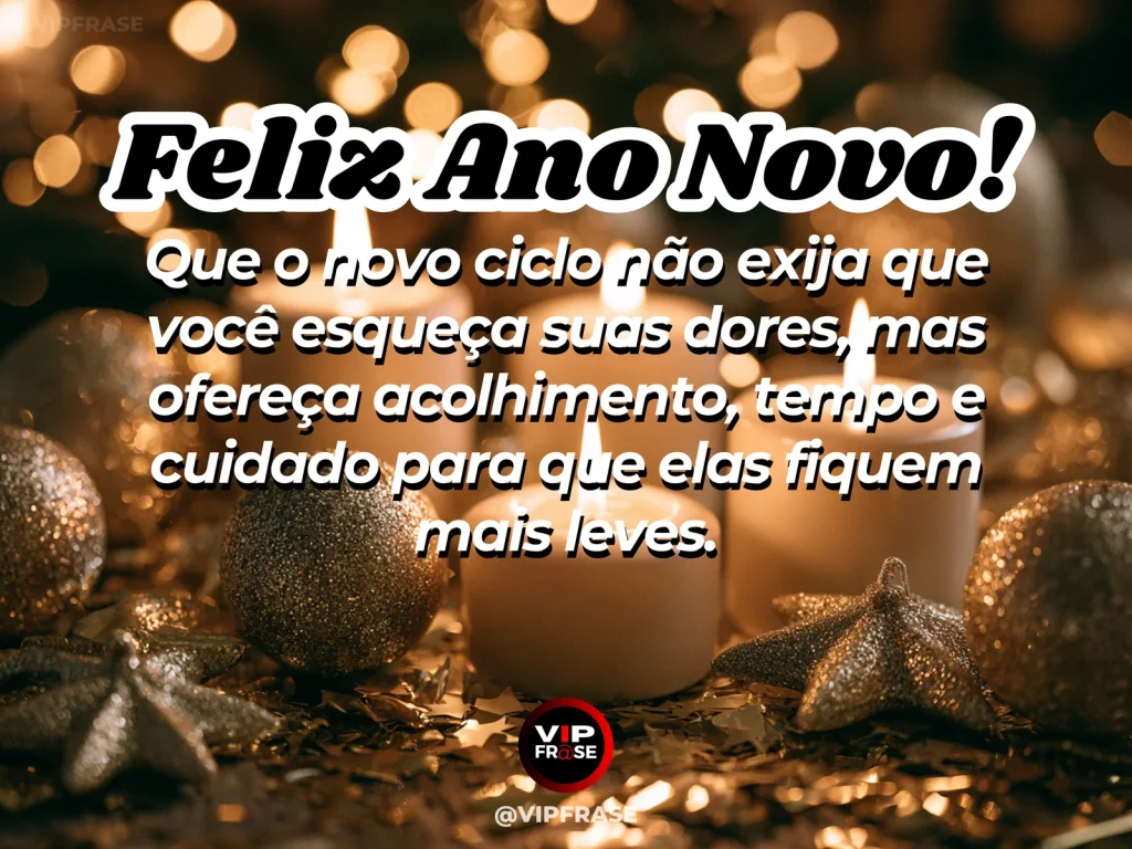 Mensagem de Ano Novo sobre conforto, com manta clara sobre poltrona junto a uma janela com chuva suave do lado de fora e luz quente no interior.