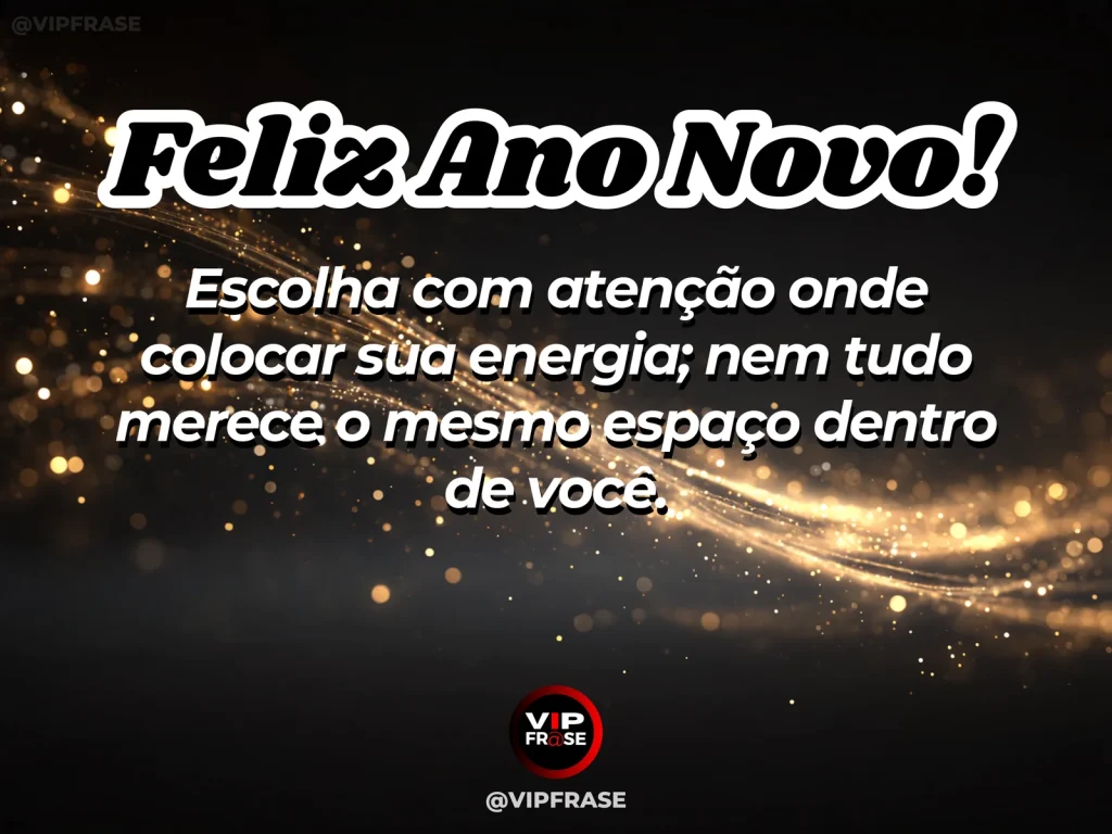 Frase de Ano Novo sobre sabedoria, em cena serena com estrada simbólica ao amanhecer, com luz dourada e sensação de foco interior.