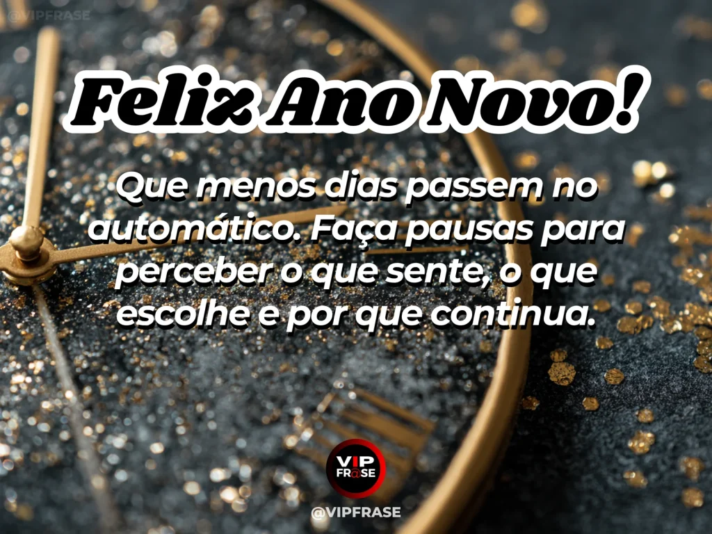 Frase de Ano Novo sobre sair do automático, com pausa tranquila junto à janela.