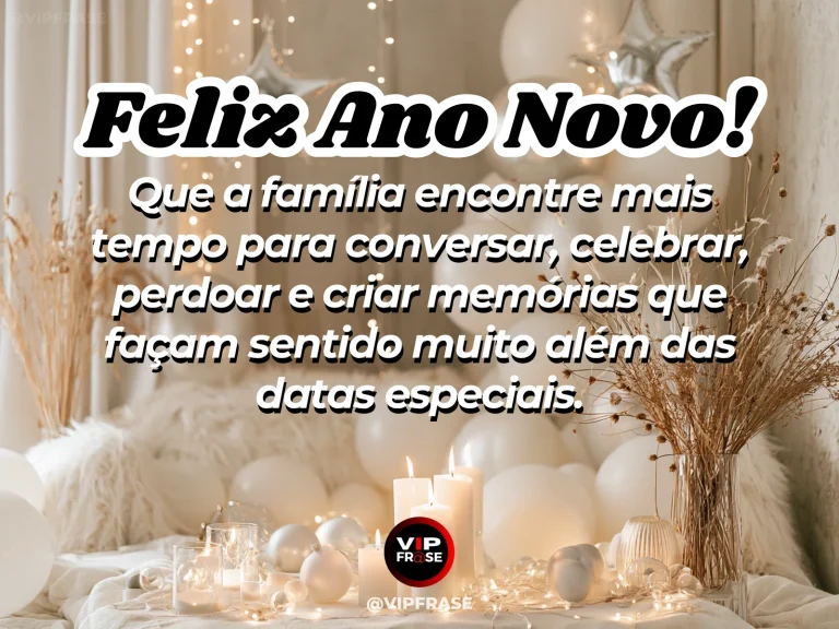 Mensagem de Ano Novo sobre familia e carinho, com família reunida em sala aconchegante vista de longe, em momento espontâneo.